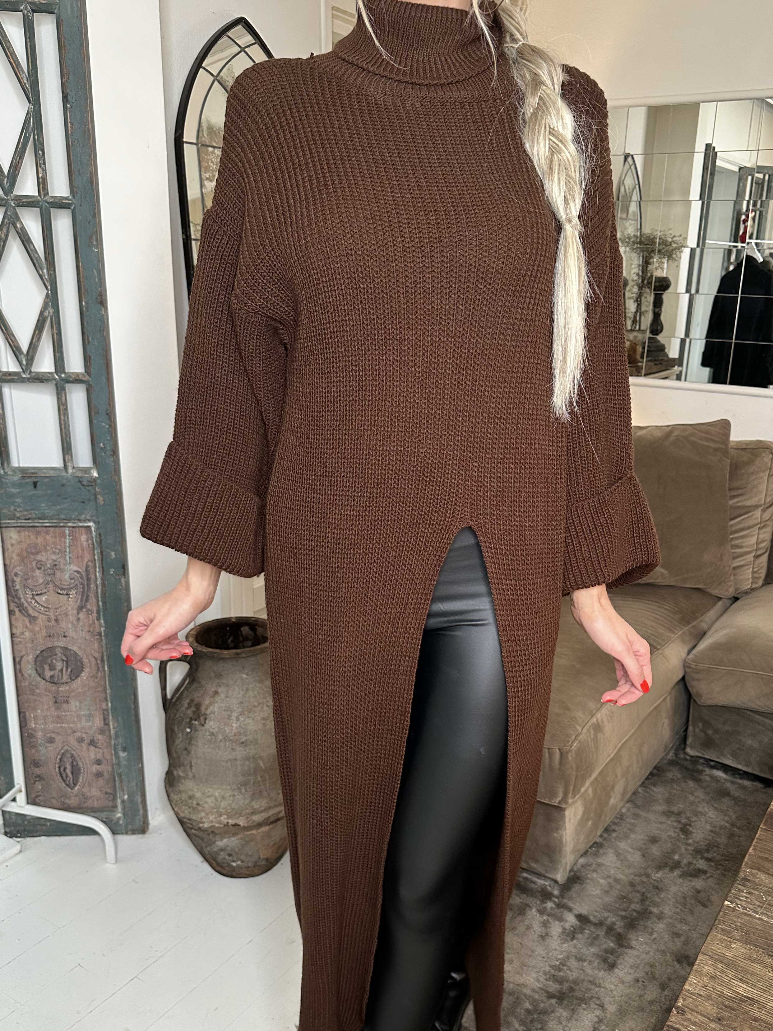 Alba - Lång stickad klänning med hög hals och hög slits framtill